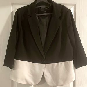 Two tone black and white 3/4 sleeve blazer